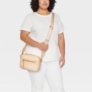 Universal thread camera crossbody bag